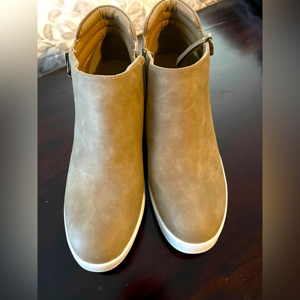 Heeled sneakers size 7